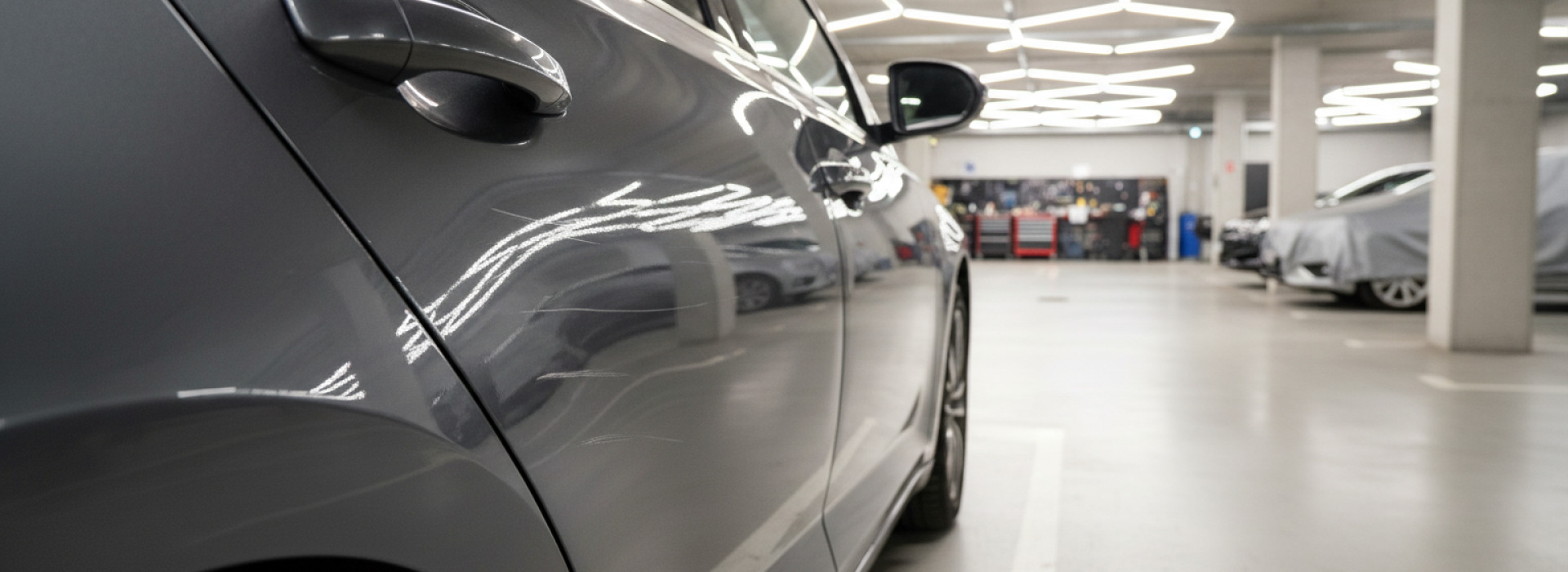 Hoe werkt uitdeuken zonder spuiten bij krassen naast een parkeerdeuk?